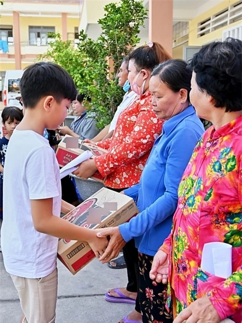 Em tận tay trao các phần quà cho các hoàn cảnh khó khăn tại huyện Châu Thành và huyện Thủ Thừa, tỉnh Long An. Mỗi phần quà gồm: mỳ gói, gạo, các nhu yếu phẩm và tiền mặt.