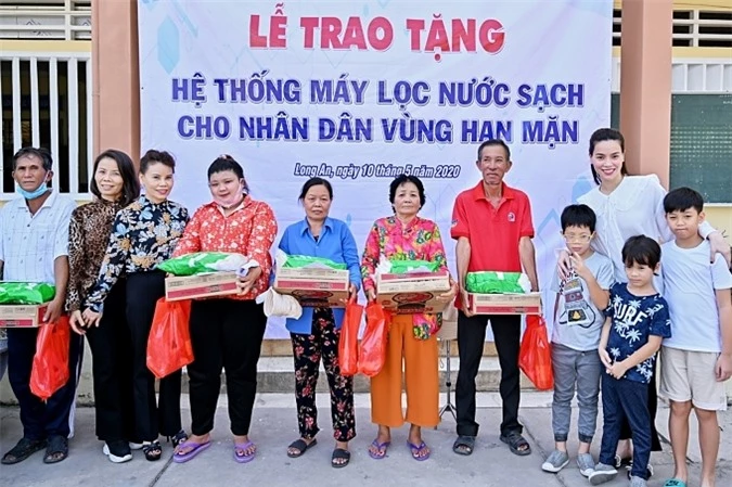 Trong chuyến đi, Hồ Ngọc Hà cũng trao tặng hệ thống máy lọc nước cho chính quyền địa phương và nông dân.Từ đầu năm 2020, tình hình hạn hán và xâm nhập mặn kéo dài gây ảnh hưởng nghiêm trọng cho khu vực miền Tây, trong đó Tiền Giang, Bến Tre, Long An chịu thiệthại nặng nề.