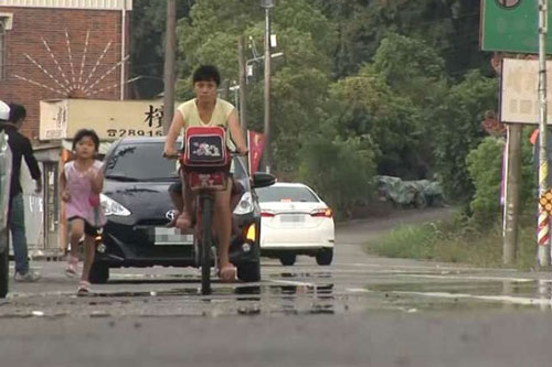 Mẹ đạp xe để con gái nhỏ chạy bộ 6km đến trường khiến mọi người bàn tán và sự thật nghẹn lòng phía sau