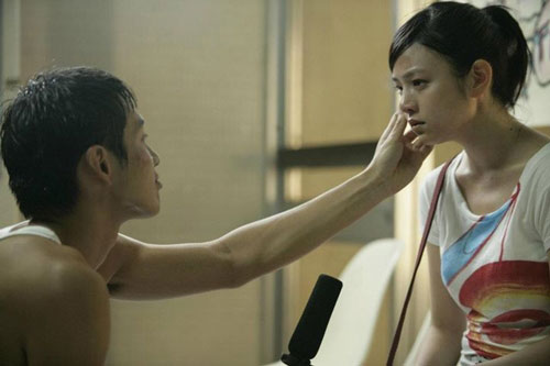 Hơn một tháng xa cách, thấy vợ trong nhà tắm tôi xông vào để rồi "chết ngất" khi thấy tấm lưng trần của em