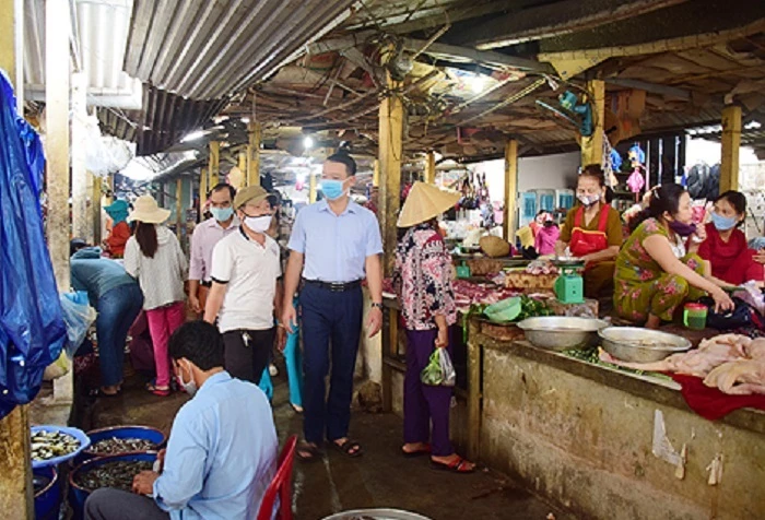 Phó chủ tịch UBND tỉnh Thừa Thiên Huế Phan Thiên Định kiểm tra tình hình hoạt động và vệ sinh môi trường tại một số chợ tại thị xã Hương Trà