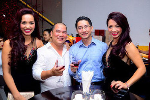 Nhìn ảnh chị em Thúy Hằng và Thúy Hạnh năm 15 tuổi, hai ông chồng 'bó tay' không phân biệt được đâu là vợ mình