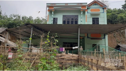 Căn nhà khang trang mà ông Phùng Văn Kiếu tự hào là được xây dựng từ tiền chăn nuôi cá. Ảnh: Toán Nguyễn.
