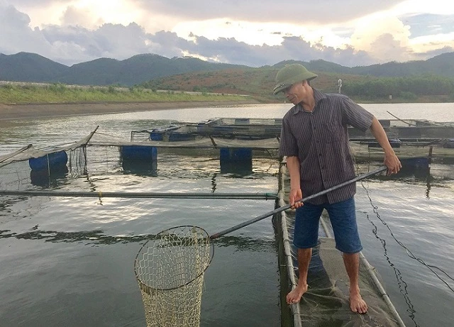 HTX chú trọng sản xuất theo tiêu chuẩn VietGAP để giải quyết vấn đề môi trường trong nuôi trồng thủy sản trên lòng hồ thủy điện (Ảnh: TL)