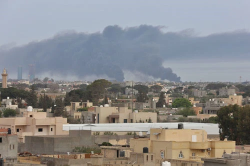 Khói bốc lên từ sân bay Mitiga ở thủ đô Tripoli ngày 9/5. (Nguồn: Anadolu)