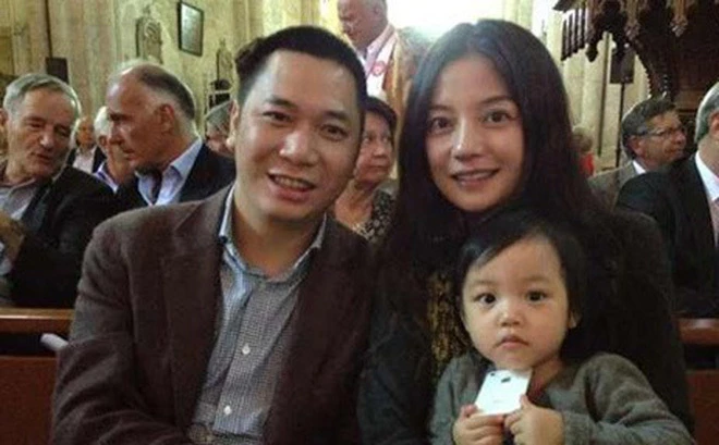 Vợ chồng Triệu Vy và con gái.
