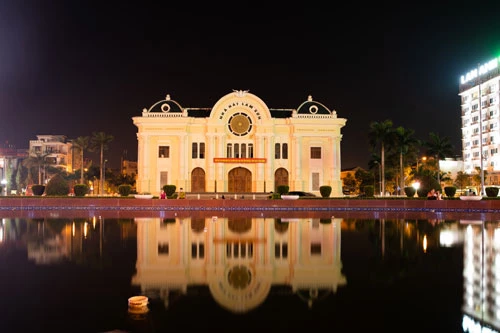 Nhà hát Lam Sơn nổi bật trong ánh đèn.