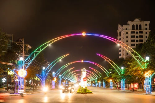 Đại lộ Lê Lợi nổi bật trong ánh đèn đêm.