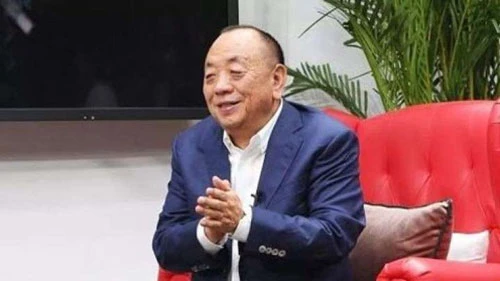 Li Xiting (Tài sản: 12,6 tỷ USD - tăng 1%): Xiting là người sáng lập hãng thiết bị y tế Mindray, có trụ sở tại Thâm Quyến, Trung Quốc vào năm 1991. Mindray hiện trở thành nhà sản xuất thiết bị y tế lớn nhất Quốc. Công ty này đã tăng gấp 3 sản lượng máy thở tại nhà máy ở Thâm Quyến lên 3.000 chiếc/tháng.
