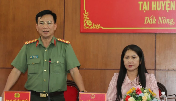 Đại tá Hồ Văn Mười - Giám đốc Công an tỉnh trả lời câu hỏi cúa các phóng viên