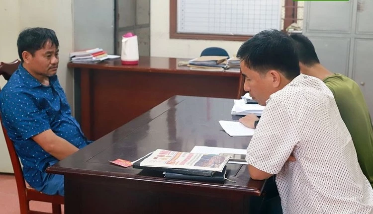 Đỗ Văn Minh (bên trái) khai nhận vụ việc với cảnh sát. Đỗ Văn Minh (bên trái) khai nhận vụ việc với cảnh sát.