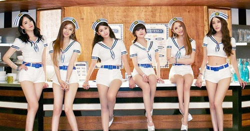 3: T-ara: Trở lại với ca khúc So Crazy vào năm 2015, nhóm T-ara cũng lựa chọn trang phục thuỷ thủ. Tạo hình lần này của 6 cô gái nhận về nhiều bình luận tích cực.