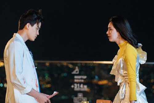 Đêm tân hôn chồng đột ngột biến mất, tôi hóa đá nghe tiếng cười của phụ nữ ở phòng bên