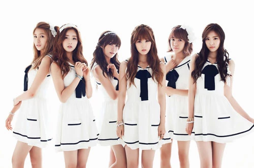 6. Apink: Năm 2013, bản hit NoNoNo của Apink đã trở thành hiện tượng tại Hàn Quốc. Bên cạnh giai điệu hay, giọng ca ngọt ngào của các thành viên trong nhóm, mọi người còn không thể quên tạo hình váy xoè ngắn thuỷ thủ gắn với bài hát này.