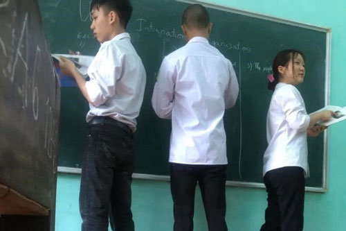 Bị gọi lên bảng bất ngờ, nam sinh vớ đại một vật mang lên theo khiến ai nấy buồn cười