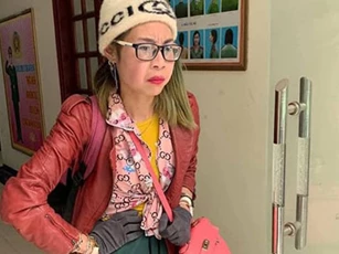 'Hot girl ăn quỵt' Bella tái xuất: Mặc đồ phát ngốt khi thời tiết nắng như 'đổ lửa'