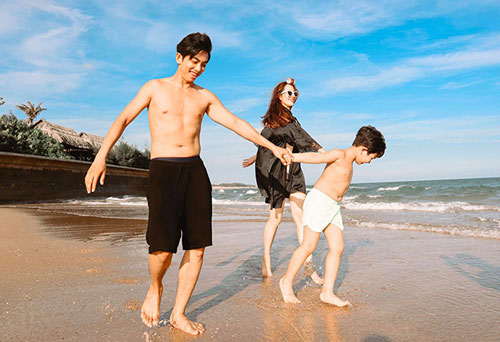 Khánh Thi hôn Phan Hiển trước biển