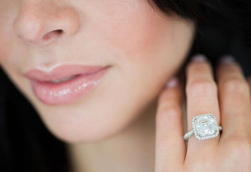 Cô gái khoe được chồng sắp cưới tặng tới 3 chiếc nhẫn đính hôn, dân mạng nghe giải thích đồng loạt 'xỉa xói không thương tiếc'