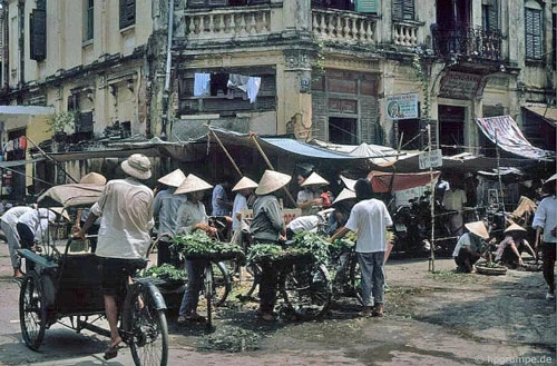 Người Hà Nội xưa có thói quen họp chợ giữa đường.