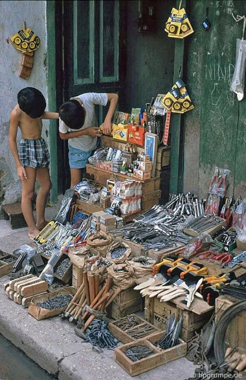 Các vật dụng lao động được bày bán trên phố hàng Thiếc