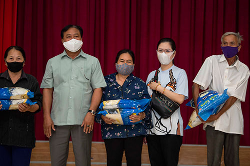 Đinh Hiền Anh chi một tỷ đồng làm từ thiện