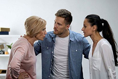 Mẹ chồng tự tiện lấy đồ của nhà tôi đem cho