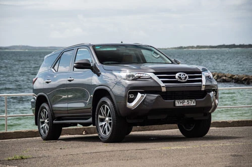 8. Toyota Fortuner (doanh số: 392 chiếc).