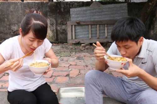 Phụ nữ đừng hỏi chồng: "Lương tháng này bao nhiêu?" mà hãy hỏi "Hôm nay anh có mệt lắm không?'