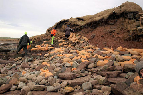 Rùng mình vì 250 hài cốt bất ngờ hiện hình trong mưa bão