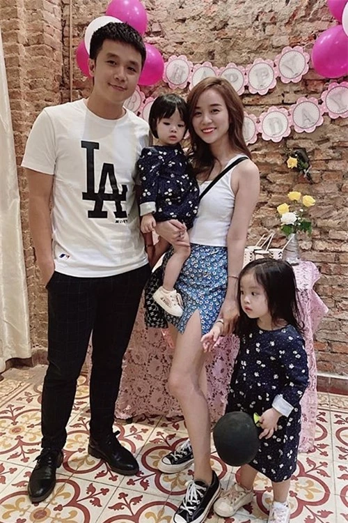 Vợ Hoài Lâm thường xuyên đưa hai con về bên ngoại vui chơi. Trong ảnh, ba mẹ con dự tiệc sinh nhật của anh trai Bảo Ngọc.