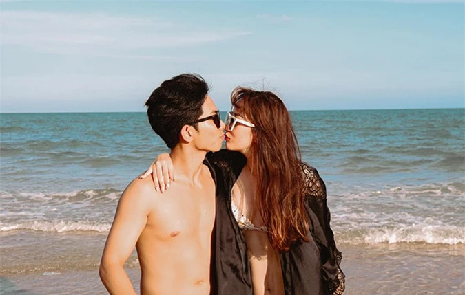 Cặp vợ chồng hôn nhau nồng nàn trước biển.