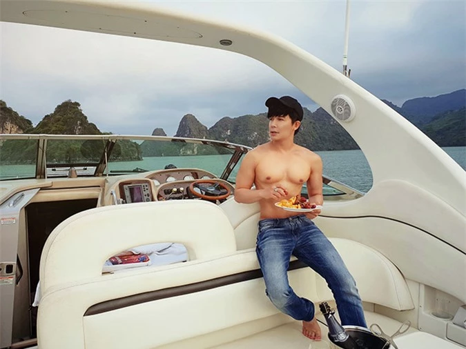 Nathan Lee tận hưởng cuộc sống trên du thuyền. Anh thích cảm giác ngắm bình minh và hoàng hôn trên biển mỗi ngày.
