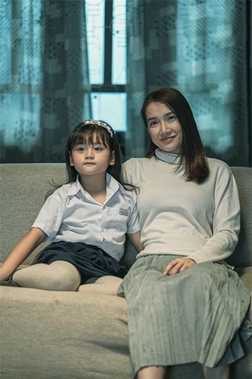 Đóng con gái của Nhã Phương trong phim là sao nhí Bảo Tiên (đóng vai Trà Long 6 tuổi trong Mắt biếc)