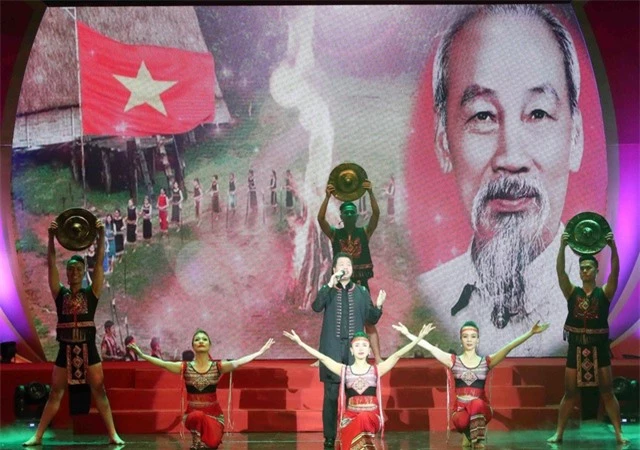 Nhiều hoạt động kỷ niệm 130 năm Ngày sinh Chủ tịch Hồ Chí Minh - 1