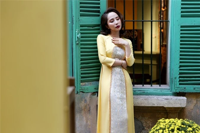 quynh nga goi cam trong ao dai lech vai cua ntk cao minh tien hinh 10