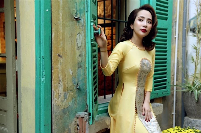 quynh nga goi cam trong ao dai lech vai cua ntk cao minh tien hinh 11