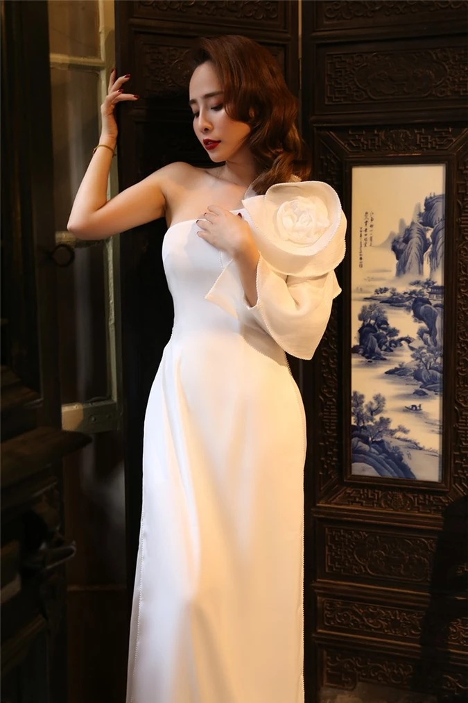 quynh nga goi cam trong ao dai lech vai cua ntk cao minh tien hinh 12