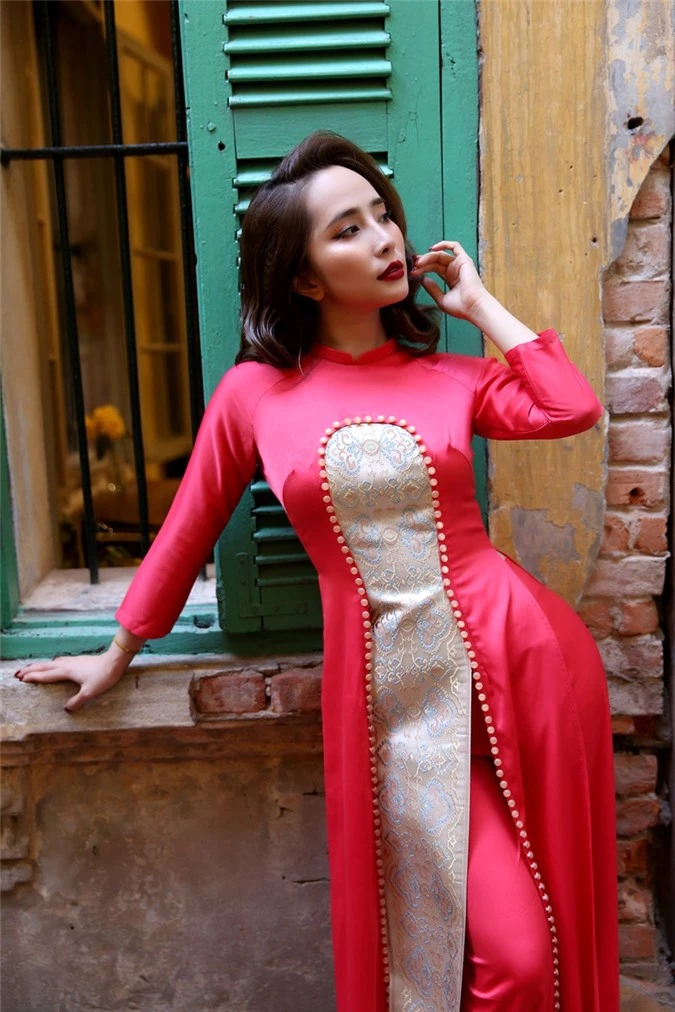 quynh nga goi cam trong ao dai lech vai cua ntk cao minh tien hinh 5