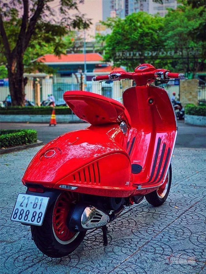 Sốt với Vespa đỏ biển ngũ quý 8 giá gần 700 triệu