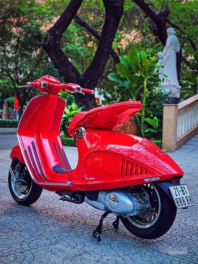 Sốt với Vespa đỏ biển ngũ quý 8 giá gần 700 triệu