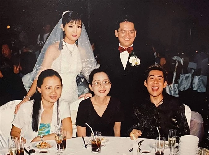 [CaptionHình 13, 14: Cũng vào năm 2003, Cô giáo Mai lên xe hoa, Đoan Trường xung phong làm MC cho tiệc cưới.