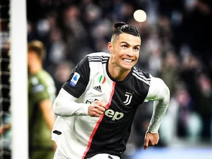 Ronaldo bị chê kém thông minh hơn Hugo Sanchez