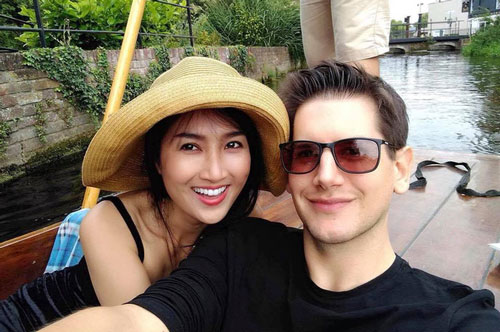 "Nữ hoàng phim xưa" hé lộ người yêu Tây đẹp trai như siêu mẫu, 8 năm bên nhau như ngôn tình