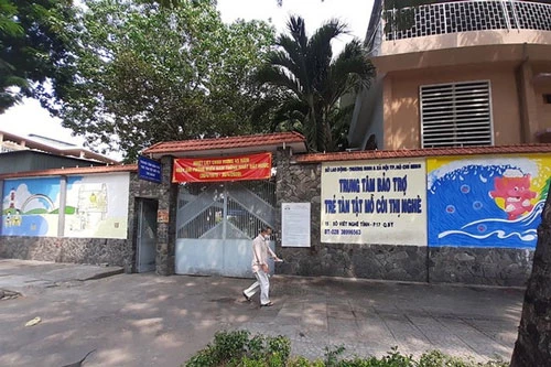 Cán bộ, nhân viên Trung tâm bảo trợ trẻ em tàn tật mồ côi Thị Nghè chia nhau tiền từ thiện 760 triệu đồng (quy đổi giá trị hàng hóa). (Ảnh: Dân trí)