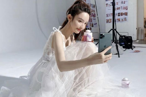 Hotgirl bị tố ngoại tình với chủ tịch Taobao bất ngờ đăng ảnh mặc váy cưới