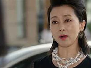 Mẹ chồng bắt chúng tôi nộp gần hết tiền lương mỗi tháng