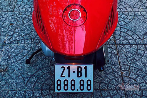 Vespa đỏ biển ngũ quý 8, giá gần 700 triệu