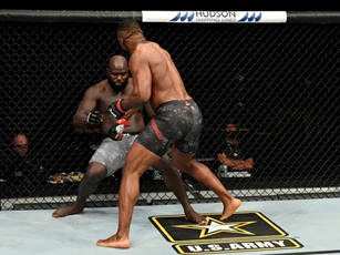 Võ sĩ Cameroon tung loạt 9 cú đấm hạ knock-out đối thủ sau 20 giây thi đấu