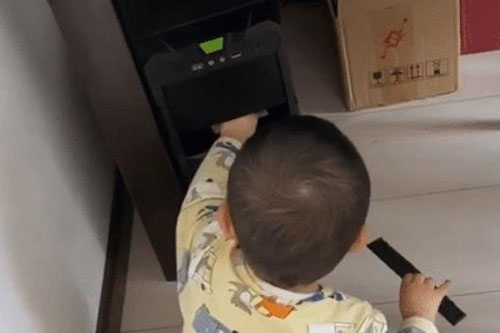 Cạy ổ đĩa máy tính, bé trai vô tình phát hiện ra bí mật "động trời" của bố