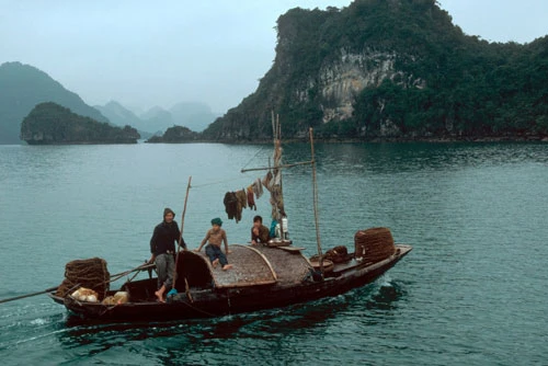 Thuyền chài trên vịnh Hạ Long, Quảng Ninh năm 1994 đẹp nguyên sơ không từ ngữ nào có thể miêu tả.